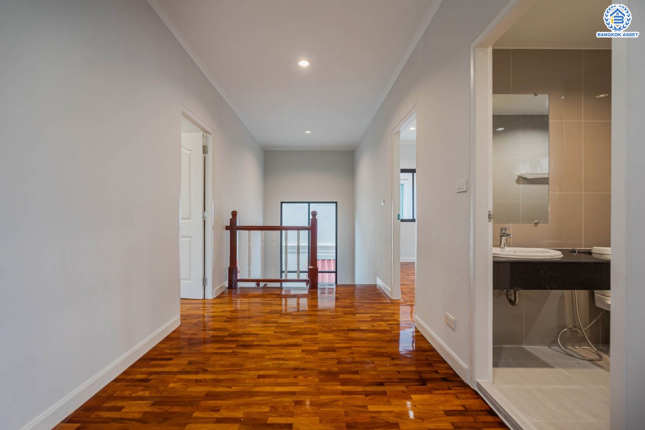 บ้านมือสองตกแต่งใหม่ ม.ภัสสร7 รัตนาธิเบศร์ พื้นที่กว้างกว่า 58.9 ตร.ว. รองรับทุกความสุข ฟังก์ชัน 3 ห้องนอน 3 ห้องน้ำ 2 ห้องอเนกประสงค์ จอดรถได้ 2 คัน บนทำเลเดินทางสะดวก ติดถนนใหญ่ ใกล้รถไฟฟ้า "สถานีบางพลู" เพียง 400 ม.